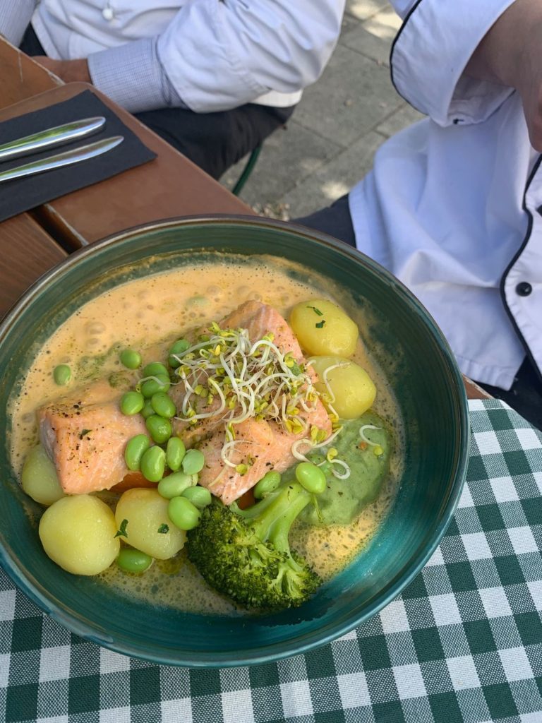 Guten+appetit+am+mittagstisch