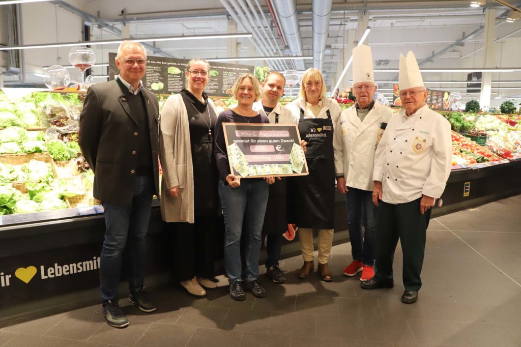 Scheckübergabe an die Stiftung Attl von der alljährlichen Spargelschälaktion.