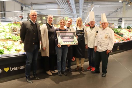 Scheckübergabe an die Stiftung Attl von der alljährlichen Spargelschälaktion.