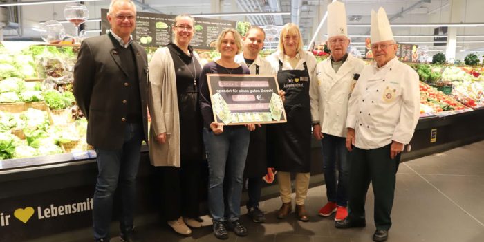 Scheckübergabe an die Stiftung Attl von der alljährlichen Spargelschälaktion.