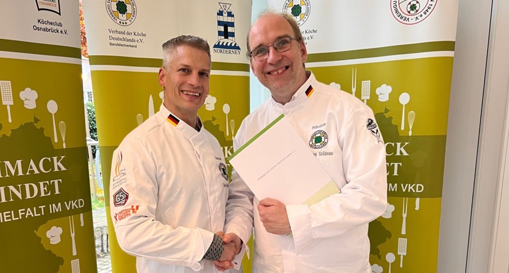 Thorben Grübnau erhält Urkunde und Anstecknadel