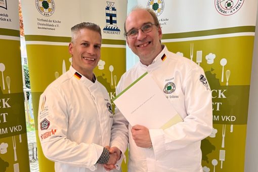 Thorben Grübnau erhält Urkunde und Anstecknadel