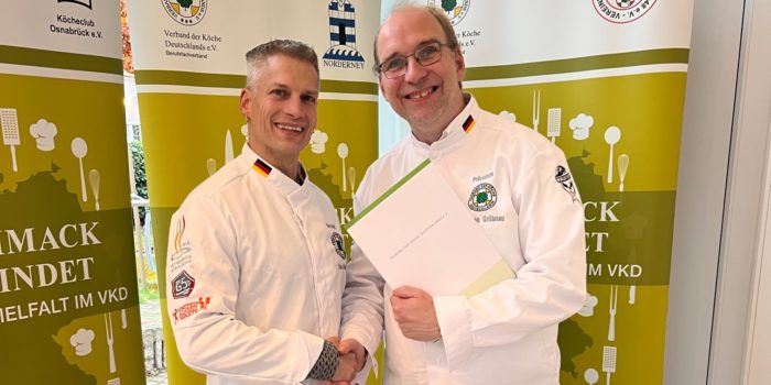 Thorben Grübnau erhält Urkunde und Anstecknadel