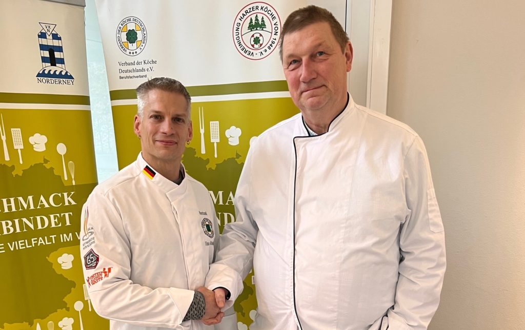 Vorsitzender bedankt sich beim ehemaligen Kassenwart