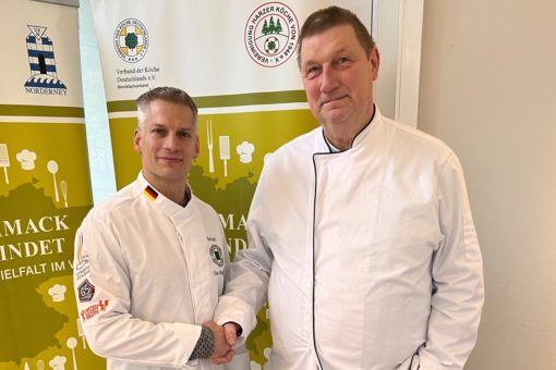 Vorsitzender bedankt sich beim ehemaligen Kassenwart