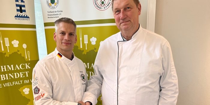 Vorsitzender bedankt sich beim ehemaligen Kassenwart