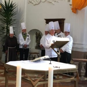 Vorstandsmitglied Gerhard Plankl bei seiner Laudatio für Richard Kern, sowie Bruder Honorat Kreuzer (v. links), Ehrenmitglied Sepp Rahm und Mitglieder des Köchevereins. Foto: Köcheverein Inn-Salzach e. V.