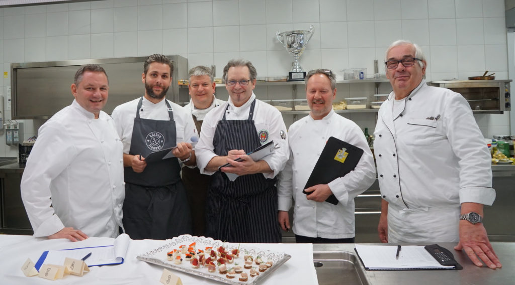 Neben der Kochleistung legt die Jury Wert auf den Umgang mit den frischen Lebensmitteln, der Einhaltung der Hygienestandards und der Warenerkennung. Foto: ZV Hamburg