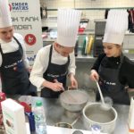 Die Arbeit mit Stickstoff gehört in der Molekularen Küche dazu - hier beim COOK TANK, das Jugendcamp das Landesverbands Niedersachsen. Foto: LV Niedersachsen.