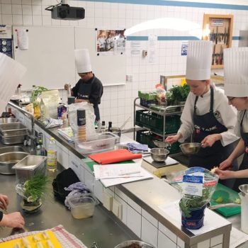 Konzentriertes Arbeiten in der Küche beim COOK TANK, Jugendcamp des Landesverbands Niedersachsen. Foto: LV Niedersachsen