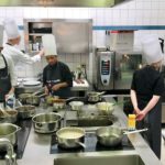 Konzentriertes Arbeiten in der Küche beim COOK TANK, Jugendcamp des Landesverbands Niedersachsen. Foto: LV Niedersachsen