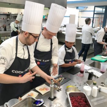 Die Zubereitung der Süßspeisen erforderte konzentriertes und kreatives Arbeiten in der Küche beim COOK TANK, Jugendcamp des Landesverbands Niedersachsen. Foto: LV Niedersachsen