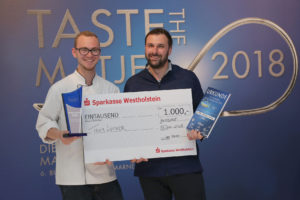 Azubi Jan Brey und Ausbilder Florian Hommel vom Martin-Luther-Stift Hanau gewinnen die Matjesmeisterschaft 2018. Foto: Friesenkrone