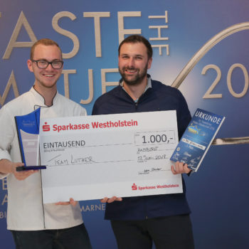Azubi Jan Brey und Ausbilder Florian Hommel vom Martin-Luther-Stift Hanau gewinnen die Matjesmeisterschaft 2018. Foto: Friesenkrone