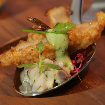 1Platz 1 bei der Matjesmeisterschaft 2018: Senf-Krapfen-Matjes mit Matjes-Apfel-Tatar und norwegischer Tanne. Foto: Friesenkrone