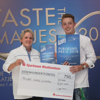 Platz 2 der Jury und den Publikumspreis gewinnr Team Pfälzer Schorle-Schlürfer, Auszubildender Loris Hasenzahl und Ausbilderin Christiane Kastner vom Gesellschaftshaus BASF Ludwigshafen. Foto: Friesenkrone