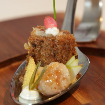 Platz 2: Sandwich vom geflämmten Matjes auf Apfel-Kartoffel-Creme mit Chili und Babymais, Müsli-Crumble und Fichtenschmand mit Limone. Foto: Friesenkrone