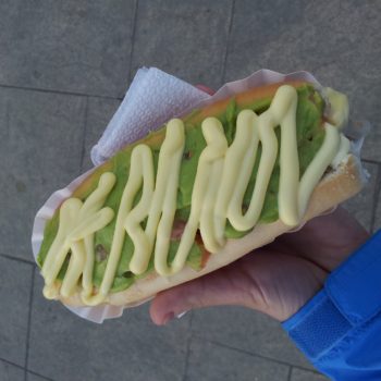 Hot-Dog mal anders: die Chilenen mögen ihn mit Avocadocreme und Mayonnaise. Foto: Privat