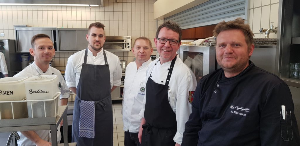 Die Azubis präsentierten ihre geplanten Prüfungsmenüs den fachkundigen Augen einer erfahrenen Jury. Foto: Vereinigung der Köche Marburgs e. V.