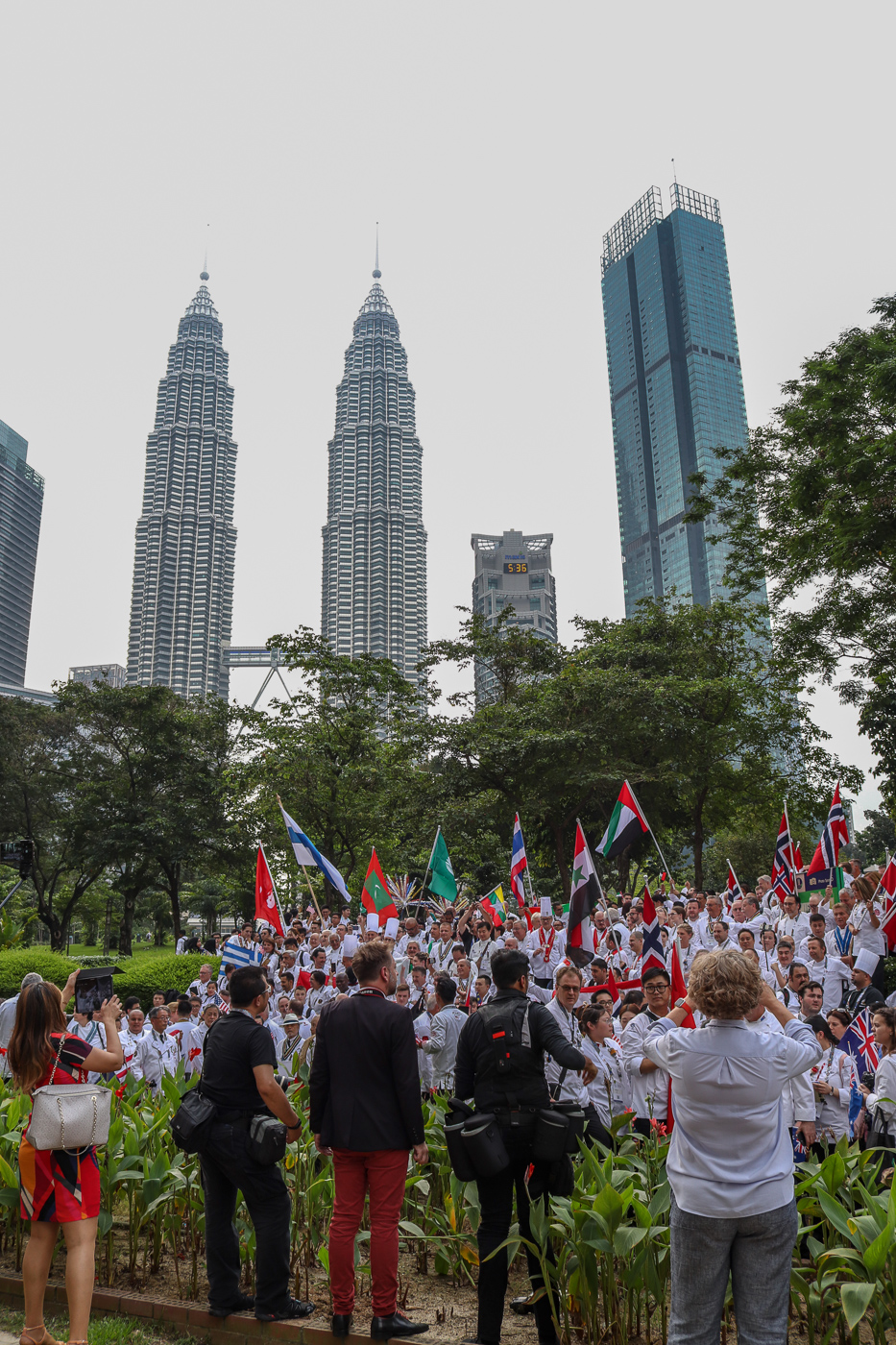 Aufstellen für das Familienfoto vor den Petronas Towers: Über 1.000 Köche kamen zum Worldchefs Congress & Expo in Kuala Lumpur zusammen. Foto: Sonja Kuhl/VKD