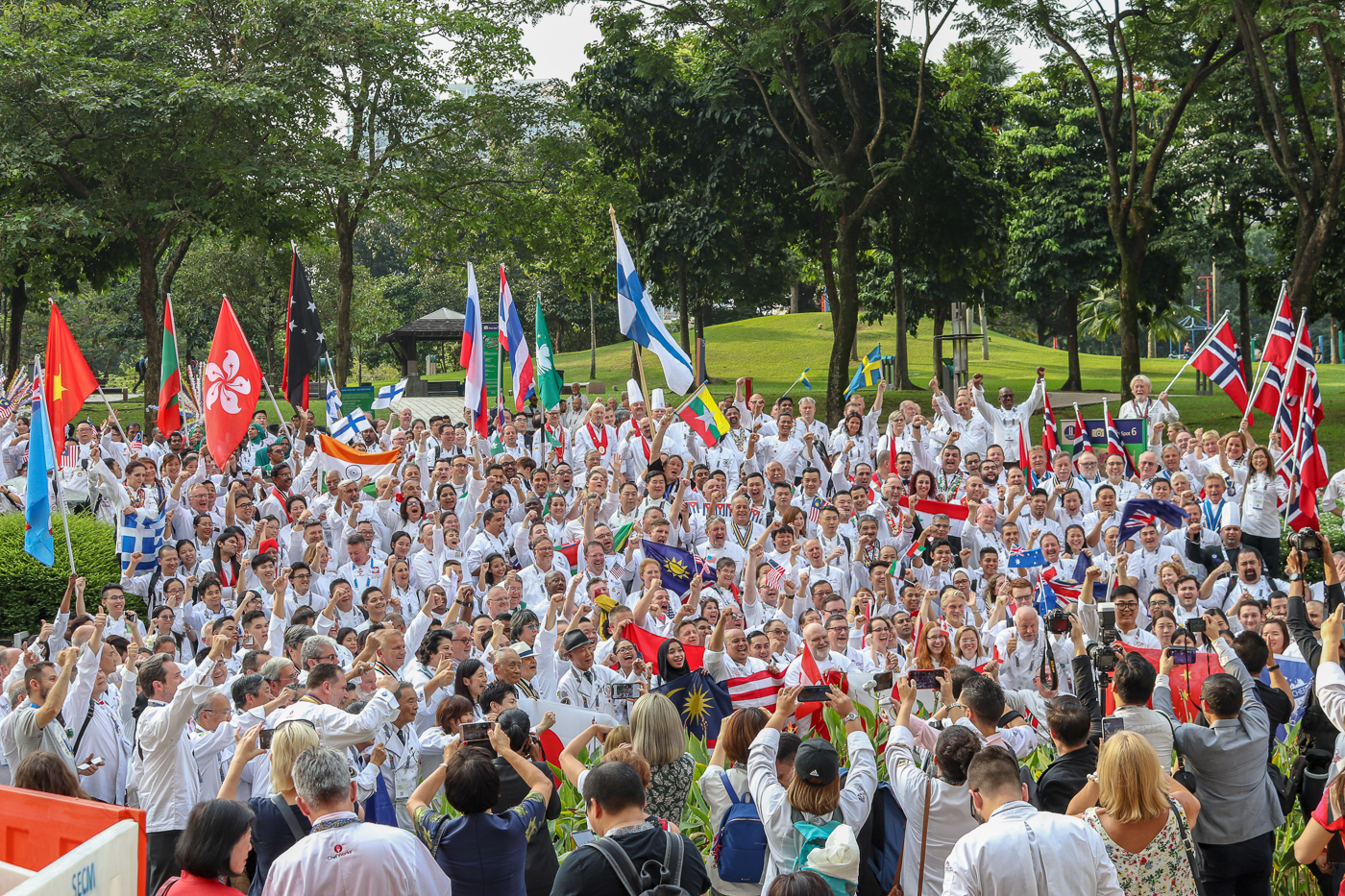 Aufstellen für das Familienfoto vor den Petronas Towers: Über 1.000 Köche kamen zum Worldchefs Congress & Expo in Kuala Lumpur zusammen. Foto: Sonja Kuhl/VKD