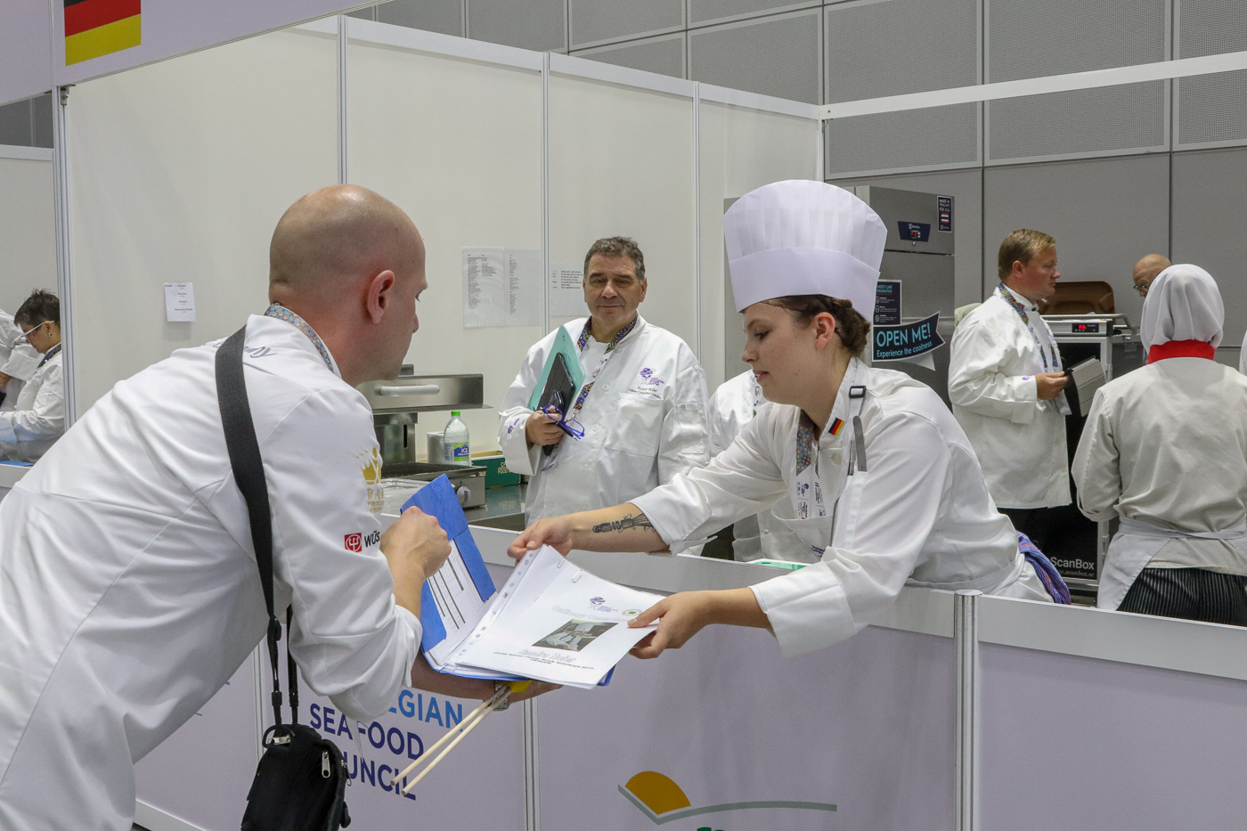 Letzte Absprachen vor dem Wettbewerbsbeginn: Sandra Hofer und Jacob Tracy. Foto: Sonja Kuhl/VKD