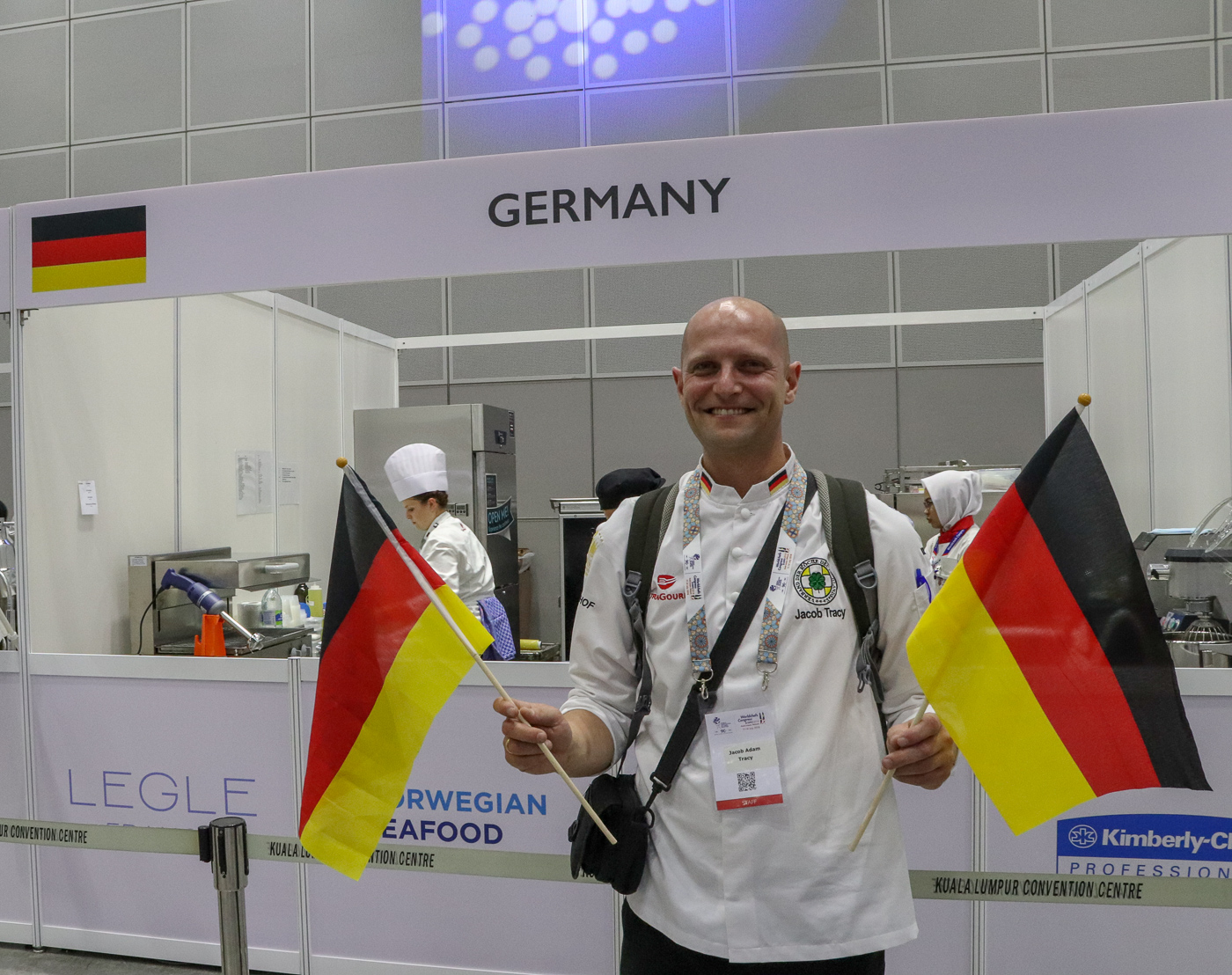 Jacob Tracy, wie die Teilnehmer Mitglied der deutschen Köche-Nationalmannschaften, unterstützt die Teilnehmer vor Ort. Foto: Sonja Kuhl/VKD