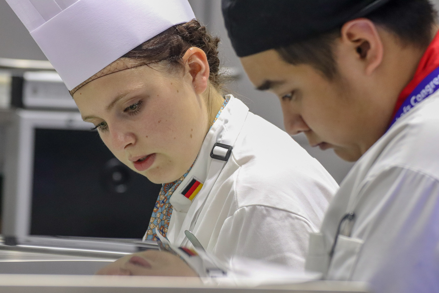 Sandra Hofer in der Wettbewerbsküche der Global Young Chefs Challenge. Foto: Sonja Kuhl/VKD