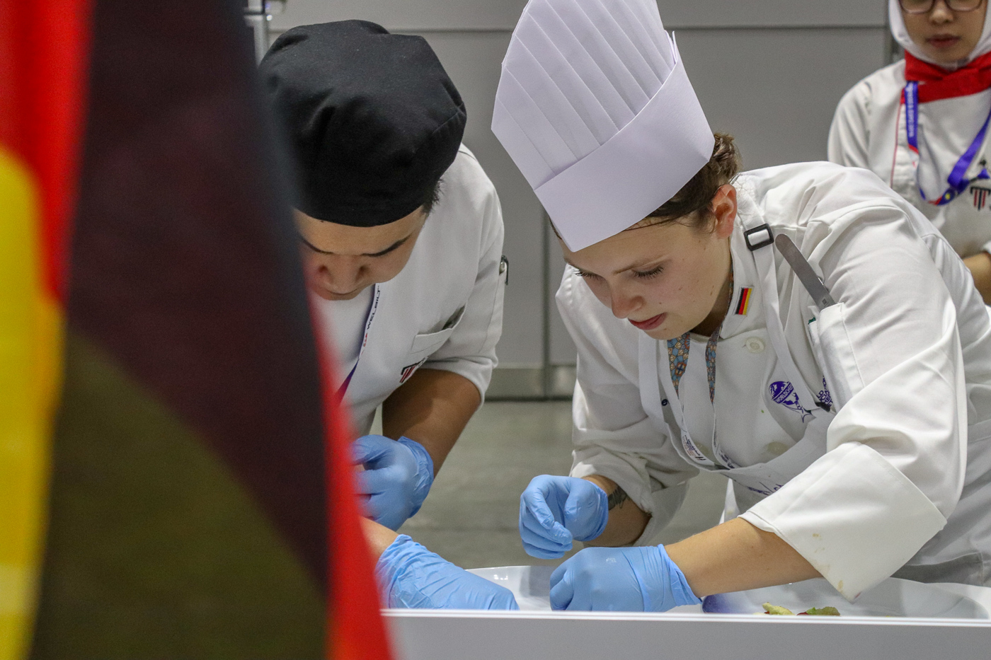 Sandra Hofer in der Wettbewerbsküche der Global Young Chefs Challenge. Foto: Sonja Kuhl/VKD
