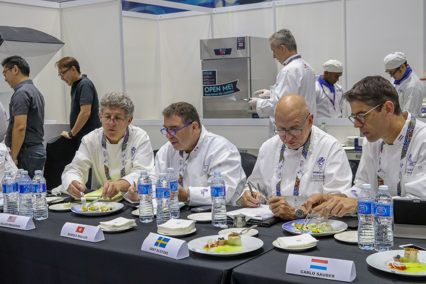 Mit kritischem Blick begutachtet die Jury die Teller der deutschen Teilnehmer. Foto: Sonja Kuhl/VKD
