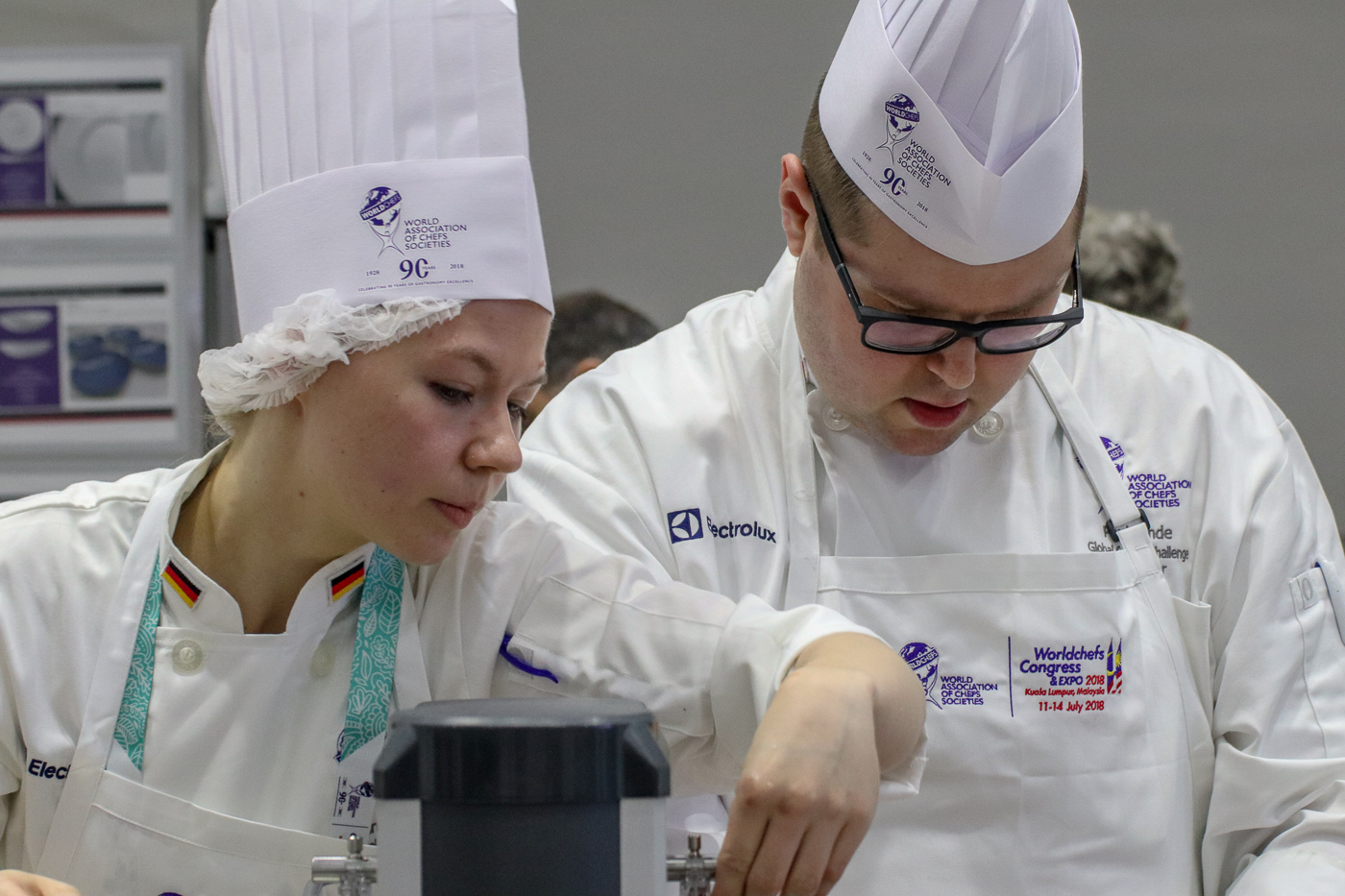 Paul Emde und Jennifer Klement in der Wettbewerbsküche der Global Chefs Challenge. Foto: Sonja Kuhl/VKD