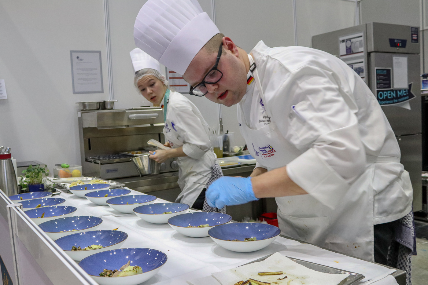 Paul Emde und Jennifer Klement in der Wettbewerbsküche der Global Chefs Challenge. Foto: Sonja Kuhl/VKD