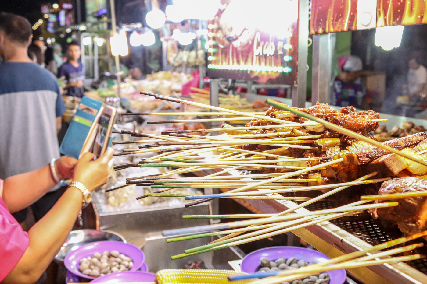 Saté-Spieße in unterschiedlichen Varianten auf einem Streetfood-Markt. Foto: Sonja Kuhl/VKD