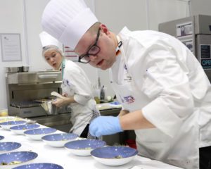 Paul Emde und Assistentin Jennifer Klement in der Wettbewerbsküche der Global Chefs Challenge 2018 in Kuala Lumpur, Malaysia. Foto: VKD