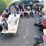 Christian Bieber zeigte den Jugendlichen, wie man Messer ordentlich schleift. Foto: Verein der Köche 1921 Fulda e. V.