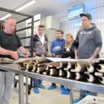 Bei der Fischzucht Groß verkosteten die Nachwuchsköche verschiedene Räucherfische. Foto: Verein der Köche 1921 Fulda e. V.