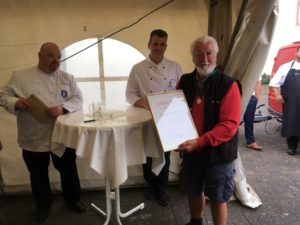 Goldmedaille für Reiner Ehrenschneider: Uwe Fusenig (links) und Andreas Becker gratulieren zu 50 Jahre VKD-Mitgliedschaft. Foto: Verein der Köche Trier e.V.