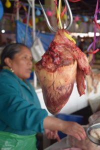 Die Rinderherzen werden als Antichuchos de Corazón zubereitet und sind eine peruanische Spezialität. Foto: Privat