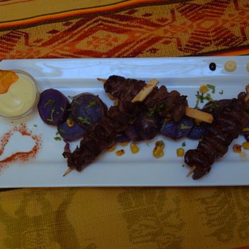 Aufgespießt: Anticuchos de Corazon. Foto: Privat