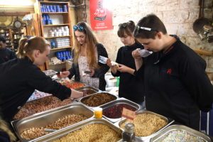 Faszination Gewürze: Das Angebot in Israel beeindruckte die Schüler aus Hamburg. Foto: Ctefan Wohlfeil