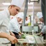 Der Köche-Nachwuchs ist konzentriert bei der Arbeit. Foto: DEHOGA_Svea Pietschmann