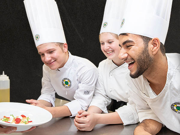 Die neue Berufsinformation Koch/Köchin des VKD informiert unter anderem über die Inhalte und Ablauf der Ausbildung. Foto: Ingo Hilger