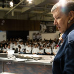 Walter Grüll, Gründer und Geschäftsführer des gleichnamigen Fischspezialitäten-Geschäfts, entnimmt live vor Ort einem Stör den Kaviar. Foto: Michael Gunz