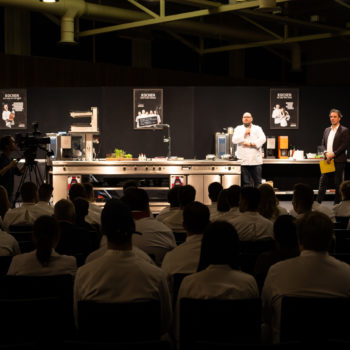 Mike P. Pansi, Präsident der Koch G5, eröffnet Young Chefs Unplugged, das Event für Nachwuchsköche.Foto: Michael Gunz