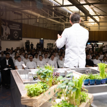 Gespannt lauschen die Teilnehmer den Geschichten von Spicehunter Marcel Thiele. Foto: Michael Gunz