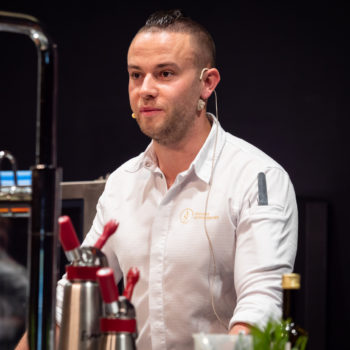 2015 wurde Andreas Schwienbacher zum jüngsten Küchenchef in einem fünf-Sterne Hotel Südtirols, 2016 dann jüngster Haubenkoch. Foto: Michael Gunz