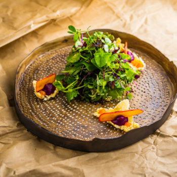 Marcel Thiele von Koppert Cress präsentiert seine kulinarischen Kreationen. Foto: Michael Gunz