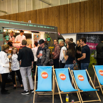 Bei Wraps, Pulled Pork und Crêpes an Foodtrucks pflegten die Köchinnen und Köche den intereuropäischen Austausch. Foto: Michael Gunz