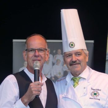 Moderator Stefan Wolter (links) begleitete die Krabbentage auf der Bühne. Zu seiner Linken: VKD-Vizepräsident Johann Grassmugg. Foto: Messe Husum