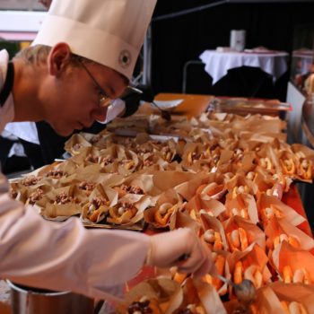 300 Krabben-Hot-Dogs wurden in kürzester Zeit verkauft. Der Erlös wird gespendet. Foto: Messe Husum